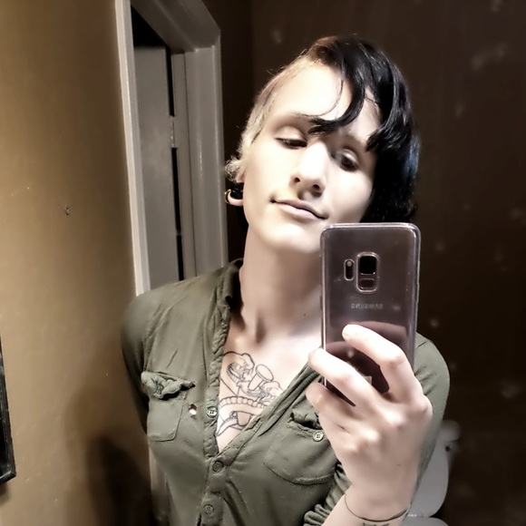 Meet your Posher, Cass - Picture 2 of 2